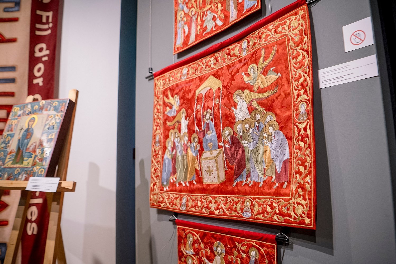 Париж соединился с Русским Севером: открыта выставка «Золотая нить столетий»