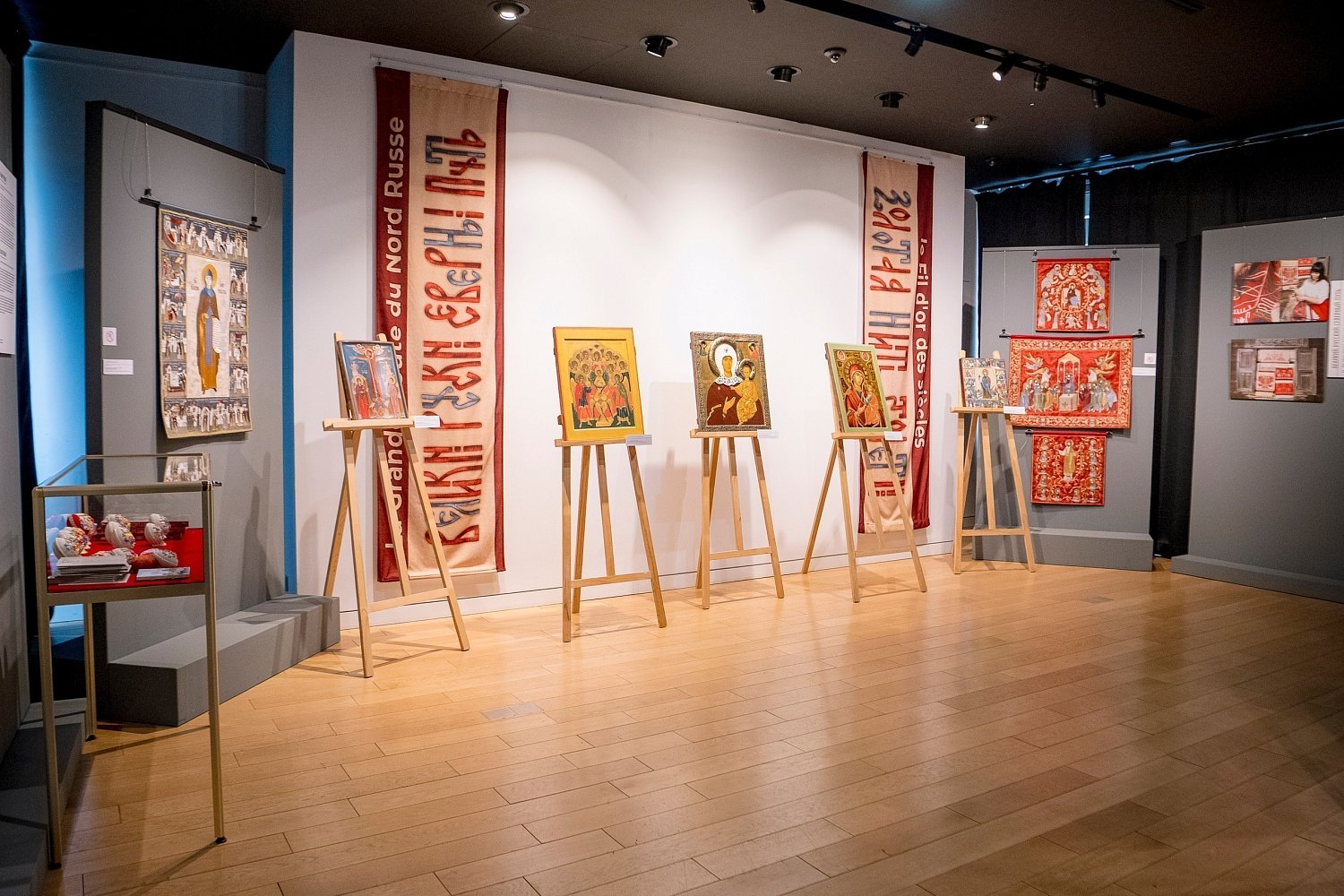 Париж соединился с Русским Севером: открыта выставка «Золотая нить столетий»