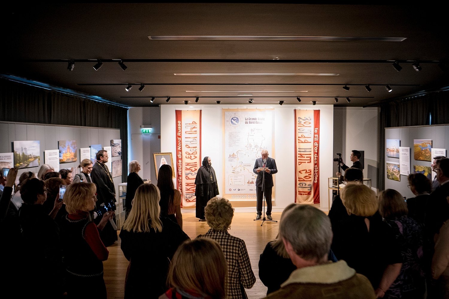 Париж соединился с Русским Севером: открыта выставка «Золотая нить столетий»